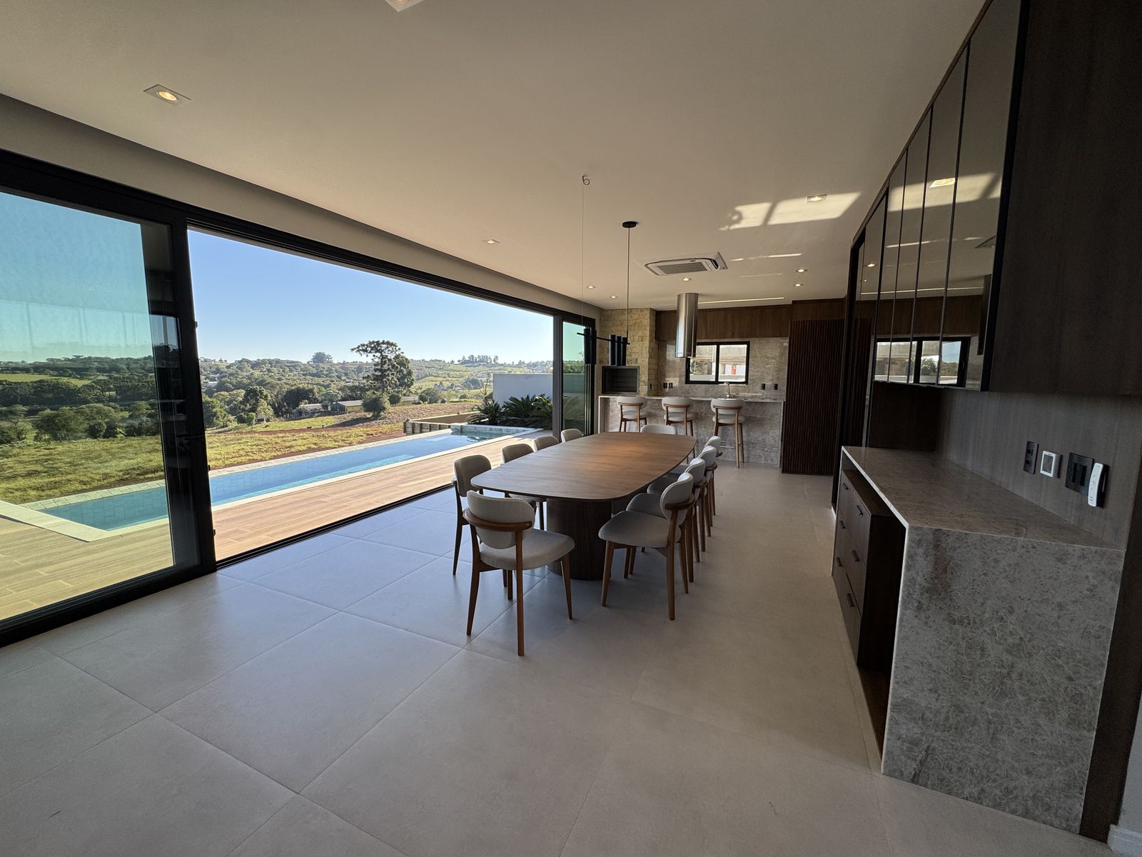 Cozinha integrada à sala de jantar com vista para o condomínio