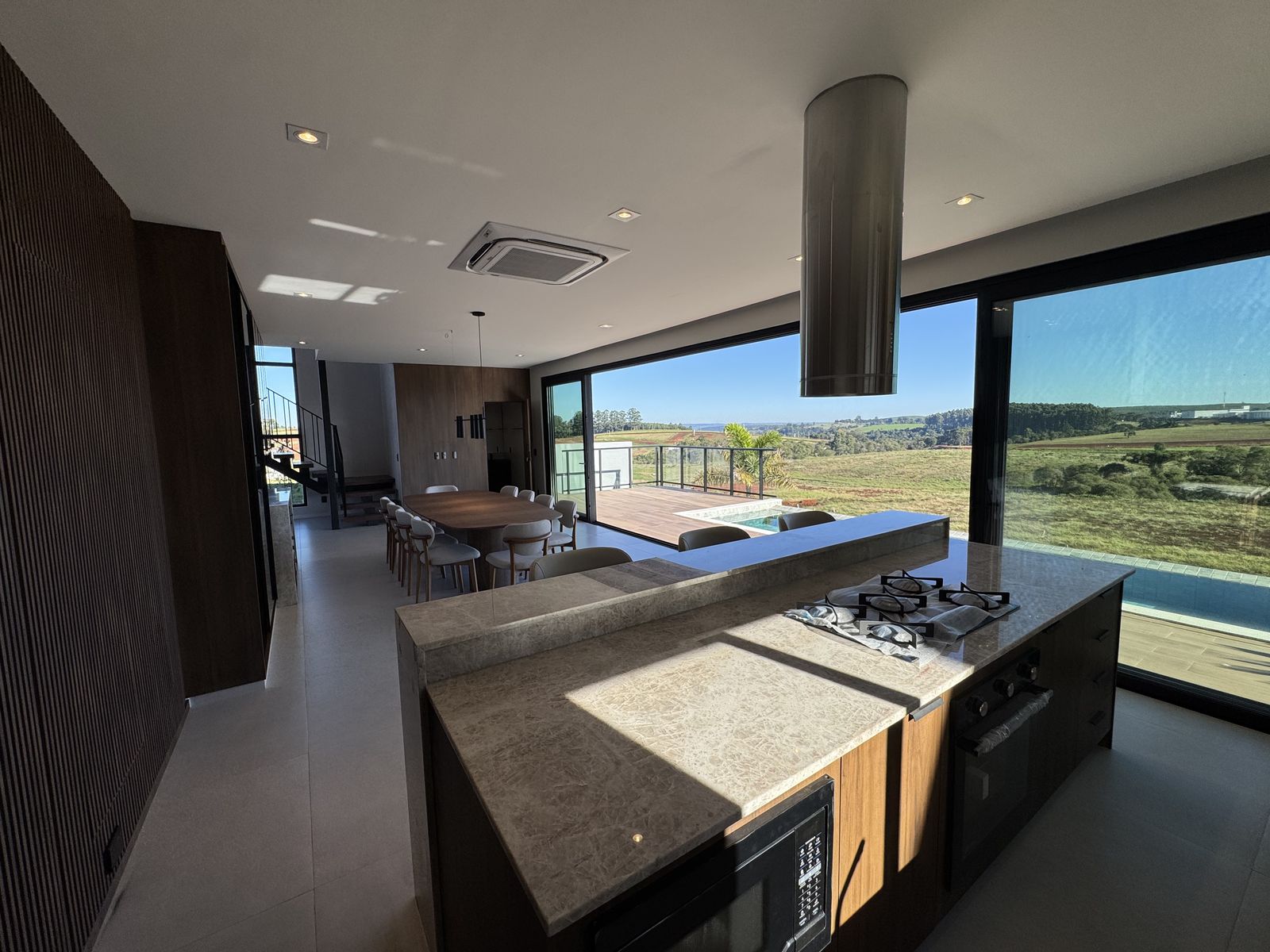 Ilha da cozinha com cooktop
