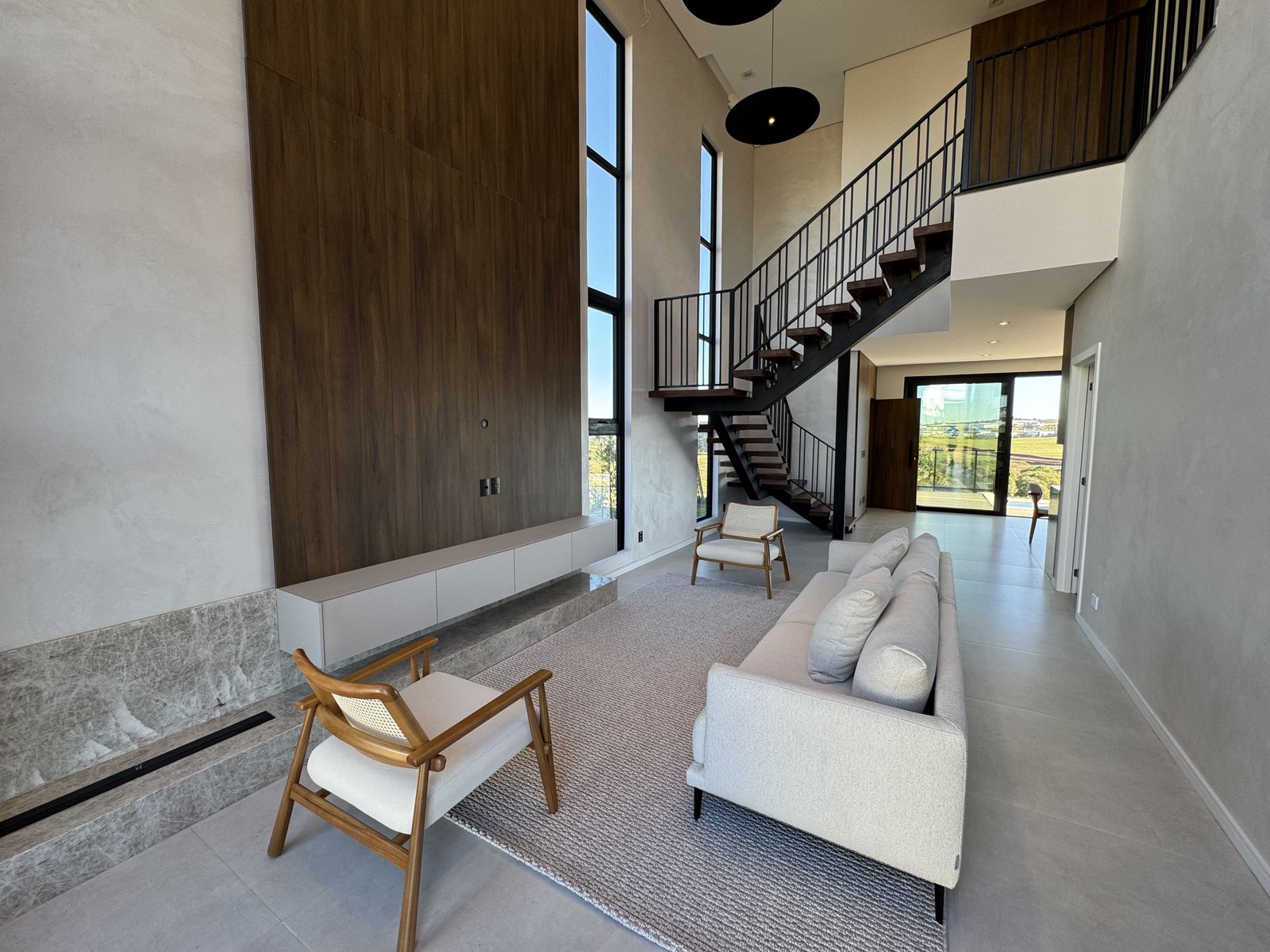 Sala de estar com poltronas e sofá